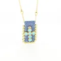 Dettaglio della collana con ciondolo a croce in denim boho vintage e pietre turchesi - Turchese (D)
