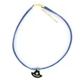 Detailansicht eines schwarzen Emaille-Cowboyhut-Anhängers an einem blauen Jeans-Halsband - Schwarzer Cowboyhut
