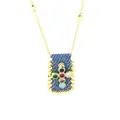 Dettaglio del ciondolo a croce vintage bohémien con zirconi colorati su denim - Multicolore (A)