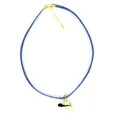 Detailansicht eines blauen Denim-Chokers mit einem goldenen Cowboyhut-Anhänger-Design - Goldener Hut mit Strass
