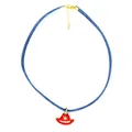 Detaillierte Ansicht eines blauen Denim-Chokers mit einem roten Cowboyhut-Anhänger aus Emaille - Roter Sonnenmuster-Hut