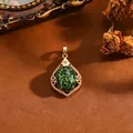 Detail eines geometrischen Kupferanhängers im Vintage-Stil mit grünem Steineinsatz - Gold Grüner Augenstein (Anhänger Ohne Kette)