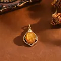 Detailansicht eines Vintage-Kupferanhängers mit einem goldenen Katzenaugenstein - Gold Gelber Augenstein (Anhänger Ohne Kette)