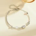 Detaillierte Nahaufnahme eines silbernen Edelstahlarmbands mit geometrischen Zylindern - Römisches Zylinderarmband (B318) / Stahlfarben