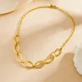 Detailansicht einer vergoldeten Edelstahl-Halskette mit ovalen Gliedern auf hellem Grund - Circle Splicing Style (H507) / Gold