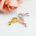 Detailansicht von 18 Karat vergoldeten Anhängerschlaufen in drei Farben für DIY-Schmuck - A5 Stil / Gold