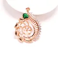 Makroaufnahme einer roségoldenen Anhängerhalterung für Perlen mit grünem Edelsteinbesatz - E9 Shell Radial Style / Roségold