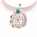 Detailansicht eines silbernen Muschel-Anhängers mit grünem Stein für DIY-Schmuck - E9 Shell Radial Style / Weißgold