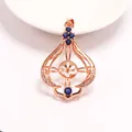 Detailansicht eines rosévergoldeten Anhängers mit blauen Steinen für DIY-Perlenketten - E8 Hollow Royal Style / Roségold