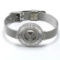 Detaillierte Makroansicht von Baguette-Zirkonia Buchstabe Y auf Mesh-Armband Silber - Buchstabe Y / Silber