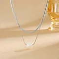 Nahaufnahme der eleganten doppelreihigen Edelstahlkette mit einem Perlenanhänger - Silber Perle Klinge Runde Schlange Halskette (D705) / Stahlfarben