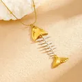 Makrodetail eines zweifarbigen Fischgräten-Anhängers an einer goldenen Schlangenkette - Unregelmäßiger Fischgrätenstil (260105) / Gold und Silber Fischgräte Halskette
