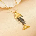 Detailansicht einer PVD-beschichteten Fischgräten-Halskette aus Edelstahl in Gold - Unregelmäßiger Fischgrätenstil (260105) / Gold und Schwarz Fischgräte Halskette