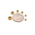 Detailansicht von vergoldeten Kupfer-Zwischenperlen in verschiedenen Größen mit Münze. - 6mm / Gold