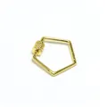 Nahaufnahme eines goldenen fünfeckigen Schmuckverbinders mit Zirkonia-Schraubverschluss. - Mikro-Pave Fünfeck-Stil (28 Gold)