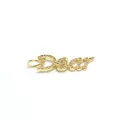 Detailaufnahme eines vergoldeten 'Dear'-Anhängers mit funkelnden Zirkoniasteinen - DEAR / 21x7mm / Gold