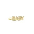 Nahaufnahme des vergoldeten BABY-Buchstabenanhängers mit funkelnden Kristallsteinen - BABY / 16x6mm / Gold