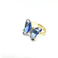 Detailansicht eines eleganten Gold-Schmetterlingsrings mit leuchtend blauen Kristallflügeln - Einstellbar Offen / Dunkelblau