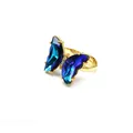 Detailansicht eines vergoldeten Rings mit blauem Schmetterling aus Kristallglas. - Einstellbar Offen / Blau Farbverlauf