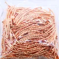 Nahaufnahme von 18K Roségold-vergoldeten gedrehten gebogenen Schmuckteilen im Beutel - C-Tube (1.5*30mm) / Roségold