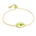 Primer plano de pulsera de cadena dorada con cristal de ojo turco verde y pavé - Cian