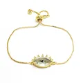 Primer plano de pulsera dorada de ojo turco con cristal y cadena de caja ajustable - Blanco