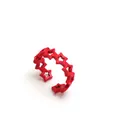 Detailansicht des leuchtend roten Sternmusters an diesem verstellbaren offenen Ring. - Einstellbar Offen / Stern und Mond hohl / Rot