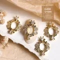 Pendentif luxe vintage doré pour nail art avec des pierres en zircon brillant, 12x15mm - Style Cour Vintage Or (G498)