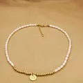 Vista detallada de un collar de perlas Evil Eye con cuentas doradas y colgante con relieve - Estilo Virgen María Mal de Ojo (4#)