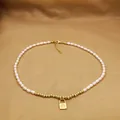 Vista detallada de un collar de perlas blancas con un elegante colgante de candado. - Estilo Candado Vintage Dorado (3#)