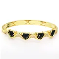 Detailansicht des 18 Karat vergoldeten Evil Eye Armreifs mit schwarzen Steinen - Schwarzes Dreieck-Stil (E1)