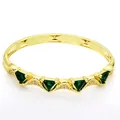 Detailansicht eines 18k vergoldeten Armreifs mit grünen Zirkonia und Pavé-Fassungen. - Grünes Dreieck-Stil (E2)
