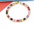 Detaillierte Nahaufnahme eines lebhaften Regenbogen-Edelstein-Armbands in Gold-Optik - Gold Regenbogen Stein Stil / Gold