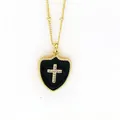 Detalle de un colgante de escudo en forma de corazón con esmalte negro y cruz de strass - Negro