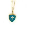 Primer plano del collar con colgante de escudo esmaltado azul y cruz de brillantes strass. - Azul