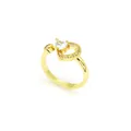Gros plan d'une élégante bague cœur en or ornée de pierres de zircon et anneau ouvert chic. - Bague (G1) / Blanc