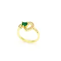 Vue détaillée d'une bague dorée ornée d'un zircon vert en forme de cœur brillant - Bague (G2) / Vert
