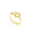 Vue rapprochée d'une bague coeur dorée avec zircon rose et micro-pavé - Bague (G5)