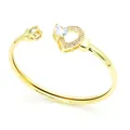 Vue détaillée d'un bracelet jonc doré élégant orné de zircons en forme de cœur. - Bracelet (G4)