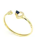 Détail d'un bracelet jonc doré avec pierre de cœur bleue et breloque en zircon - Bracelet (G6)