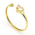 Bracelet jonc ouvert élégant plaqué or avec un zircon en forme de cœur rose central. - Bracelet (G1)