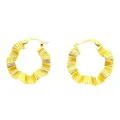Boucles d'oreilles créoles ondulées dorées texturées avec placage en or 18 carats - Style Vague Plissée (F2) / Or