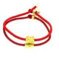 Detailansicht des roten geflochtenen Armbands mit einem goldenen Drachenanhänger - Rot