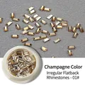 Vue macro de strass pour ongles rectangulaires champagne et leur petit contenant - Longue Bande Strass Flatback (01#) / Lot de 50 pièces / Champagne
