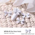 Primer plano de lazo blanco 3D mate para uñas con diseño calado de encaje - Estilo Lazo de Encaje / 1 Pieza / Blanco