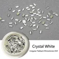 Vue macro de strass transparents en forme de baguette à dos plat pour nail art - Longue Bande Strass Flatback (03#) / Lot de 50 pièces / Blanc Transparent