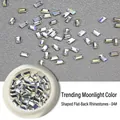 Vue détaillée de strass pour nail art rectangulaires irisés de couleur claire de lune. - Longue Bande Strass Flatback (04#) / Lot de 50 pièces / Bleu clair de lune