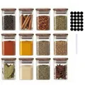 Set aus 12 quadratischen Gewürzgläsern mit Akazienholzdeckeln, Etiketten und Stift. - 12er-Set