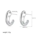 Detail van zilveren buisvormige oorringen met afmetingen 18mm bij 18mm en 3,3g gewicht - Zilveren Dubbellaagse C-Vorm