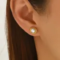 Elegante 18K vergulde pareloorknopjes met een stijlvolle cirkelvormige textuurrand. - Gouden Spiraalparel
